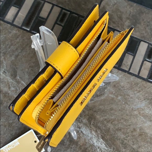 Michael Kors Jet Set Travel BIFLD Zip Coin Wallet - Picture 12 of 16